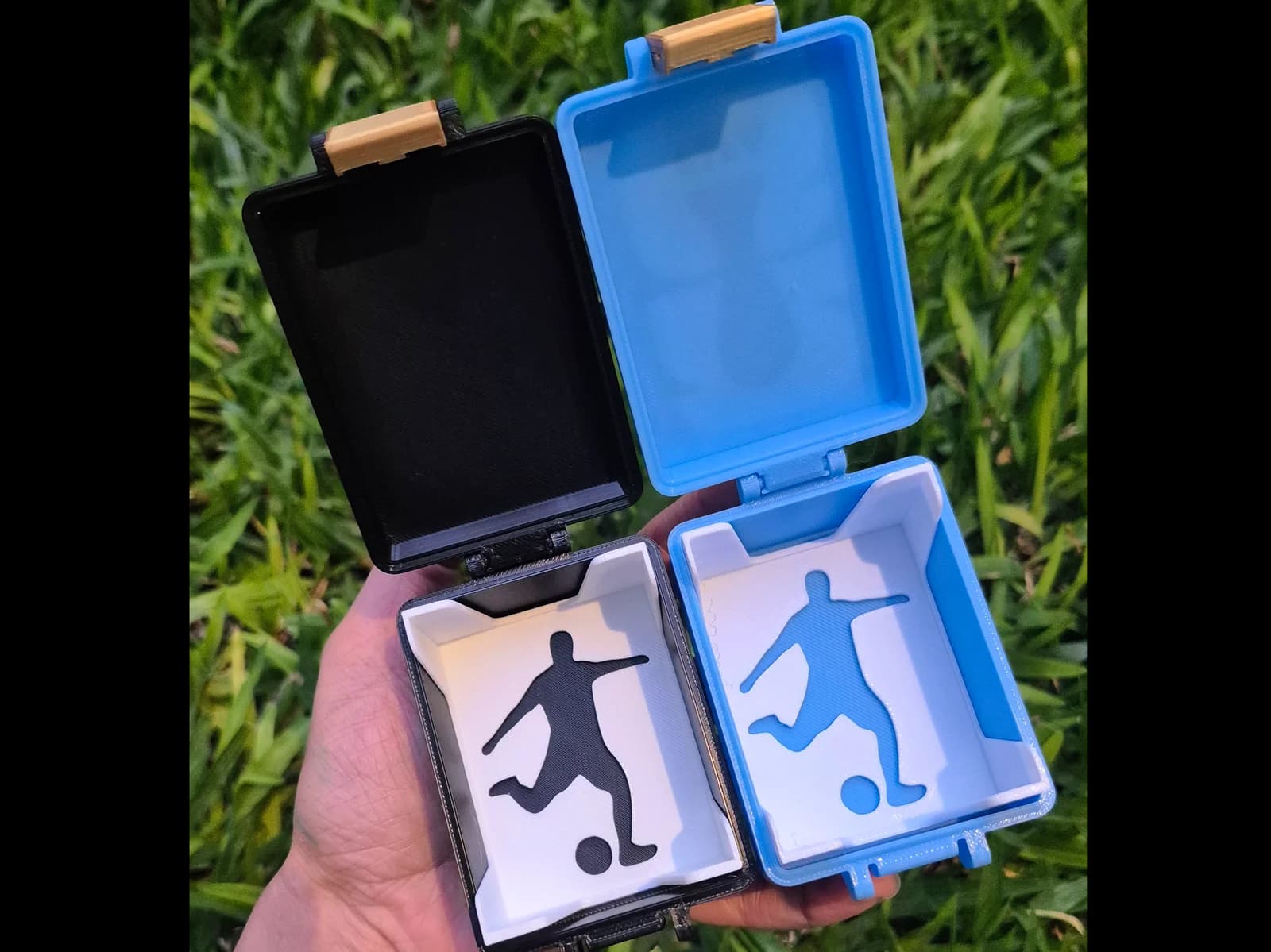 Caja individual para figuritas FIFA (Negro) — en ambiente