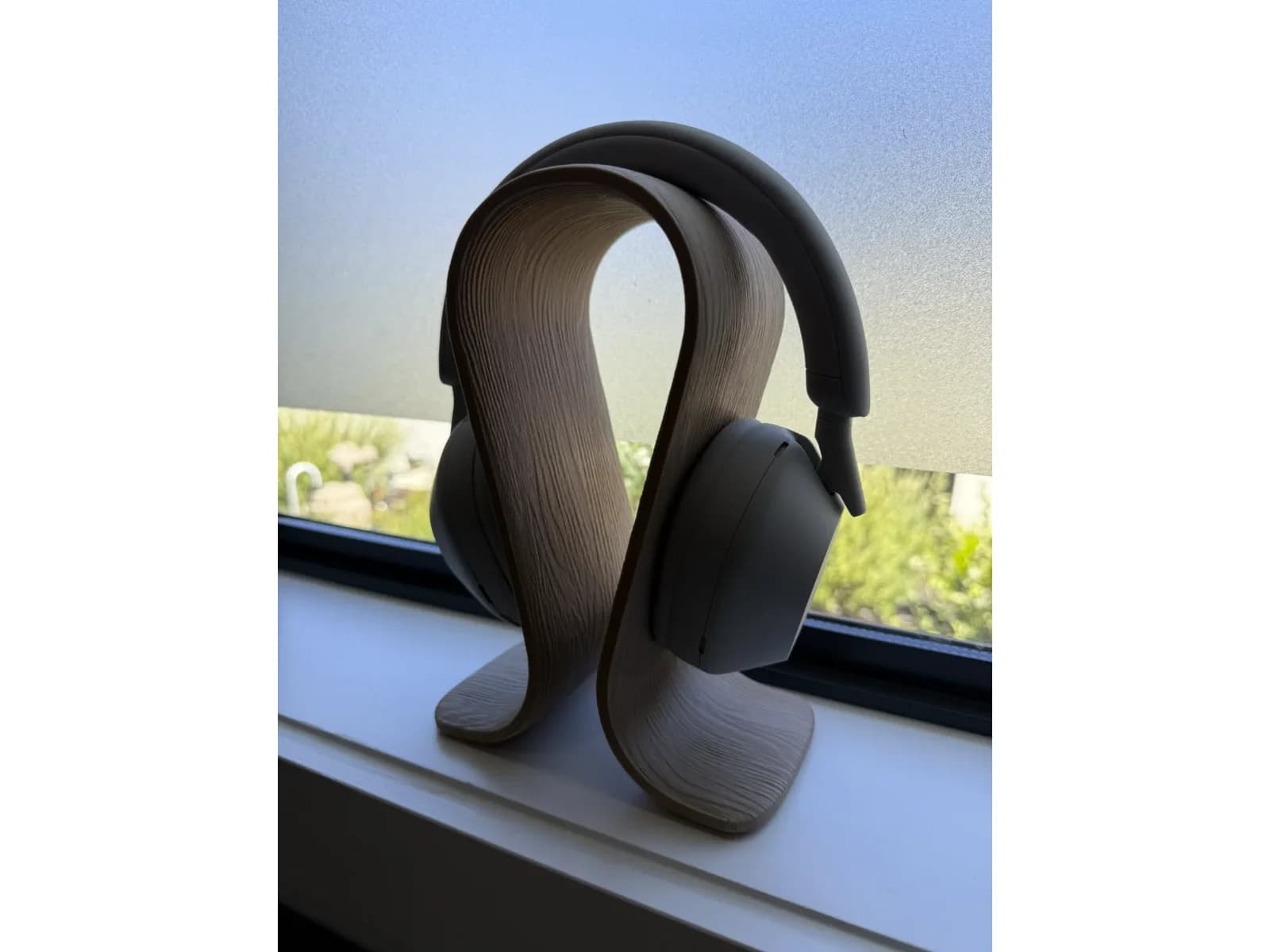 Soporte para auriculares Omega efecto madera — en ambiente