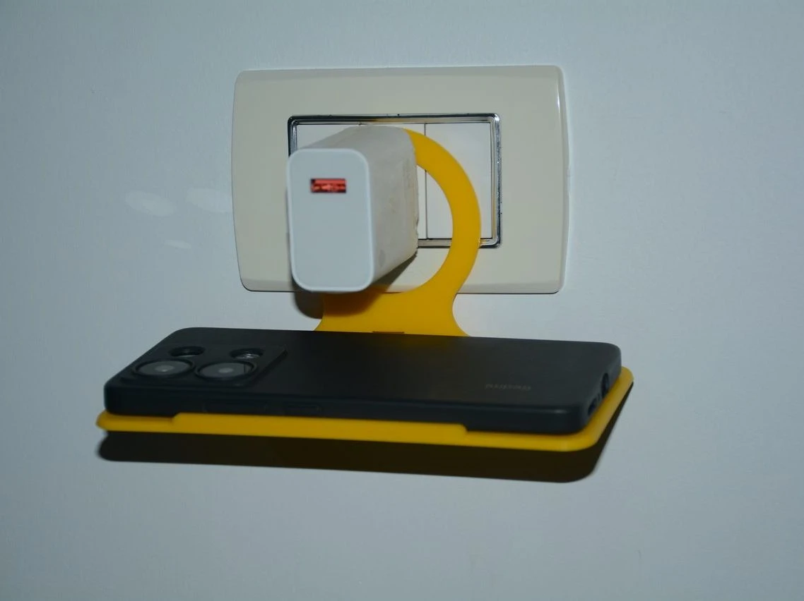 Soporte plegable para cargador de pared — en ambiente