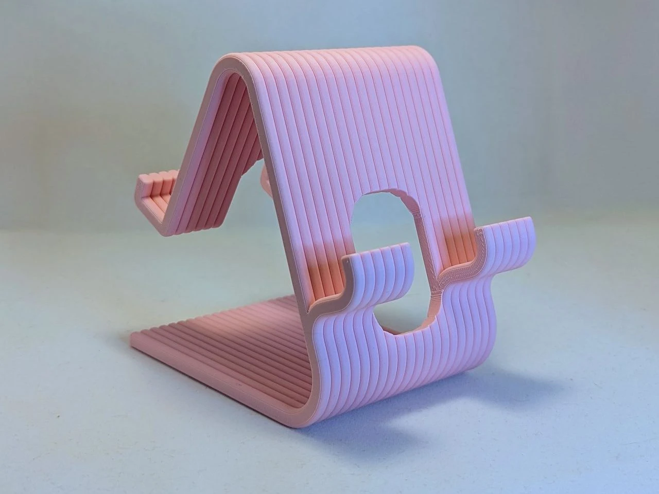 Soporte ajustable para celular y tableta — en ambiente