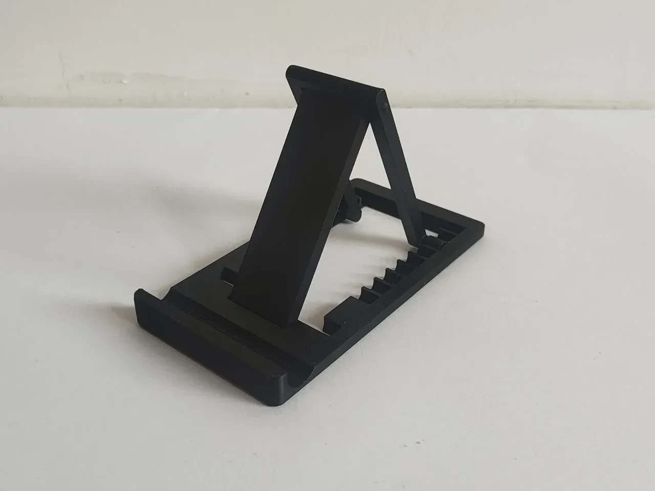 Soporte plegable para teléfono con ángulo ajustable — en ambiente