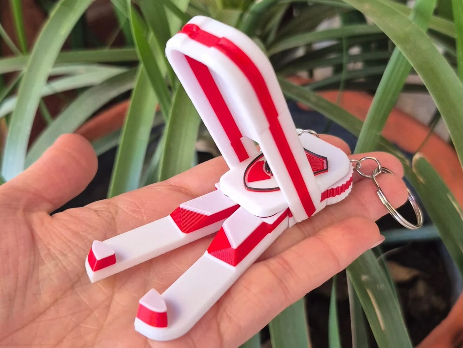 Llavero con Soporte para celular personalizado por equipo (River Plate) — en ambiente