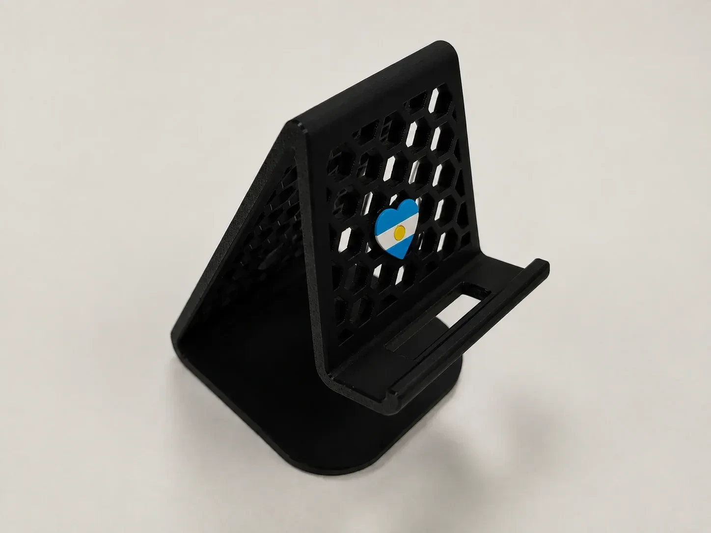 Soporte para celular con patrón hexagonal — vista principal