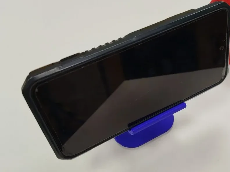Soporte para celular con patrón hexagonal — en ambiente