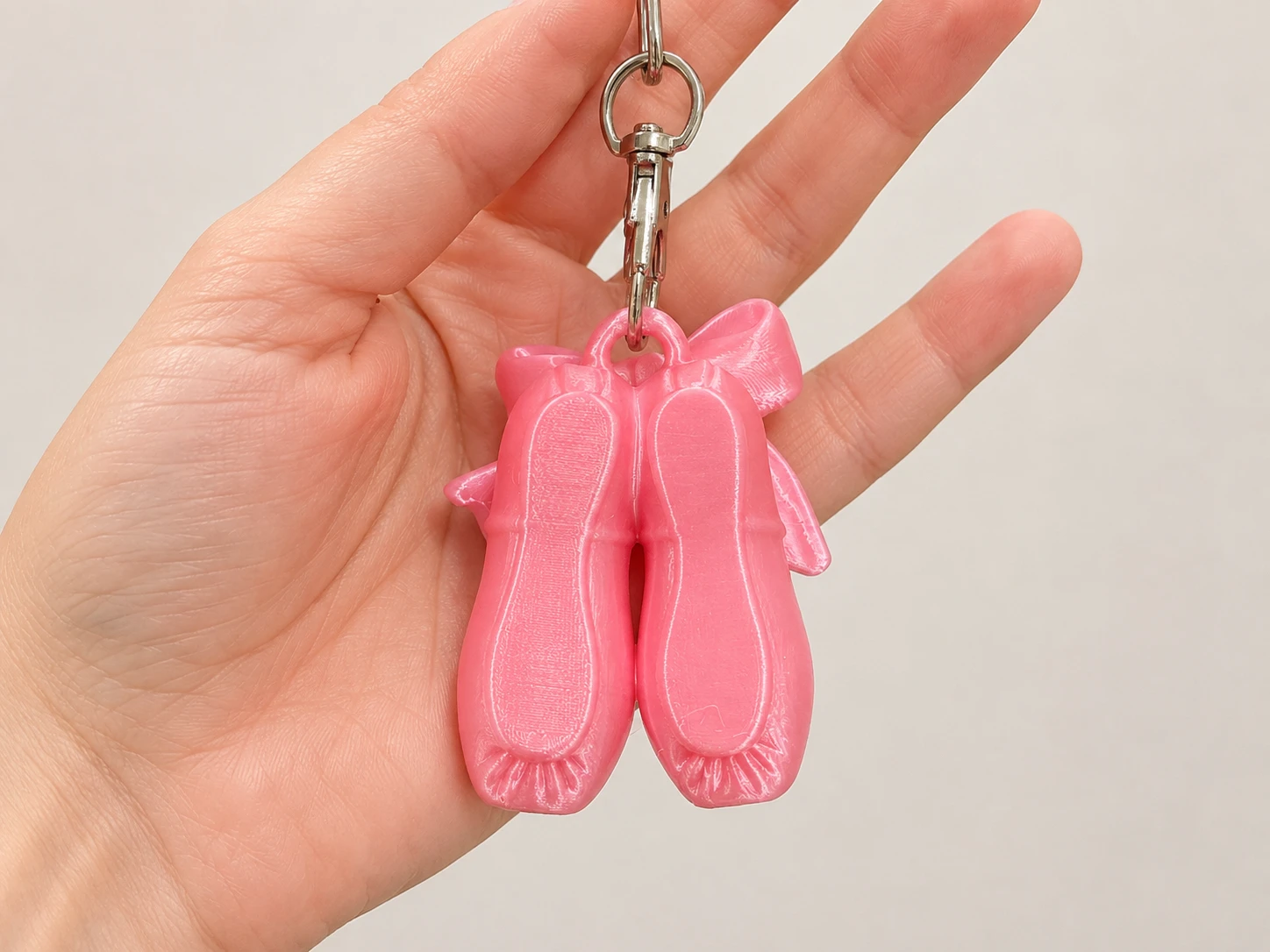 Llavero de zapatillas de ballet y lazo — en ambiente